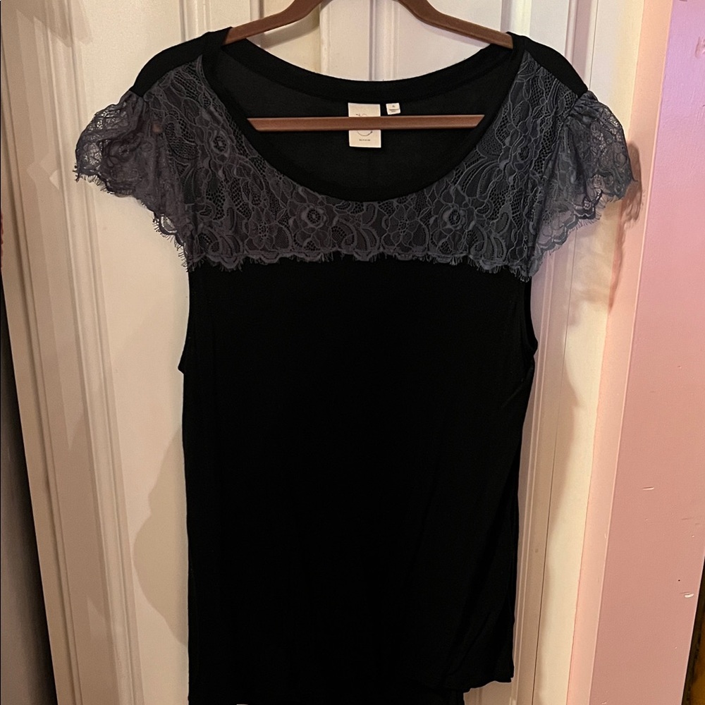BUCKLE brand Black top with gray lace
